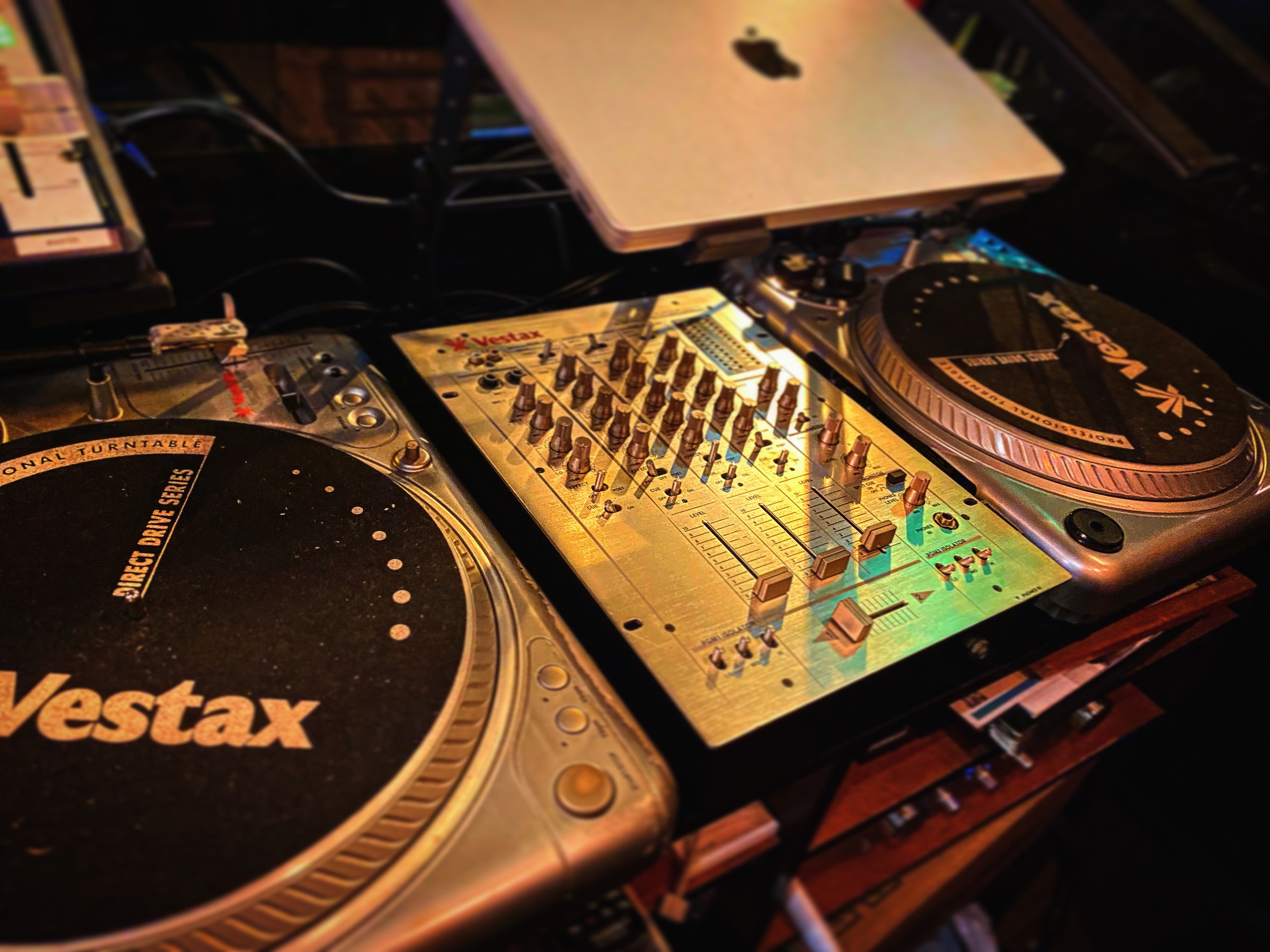 LighthouseのターンテーブルとDJミキサー